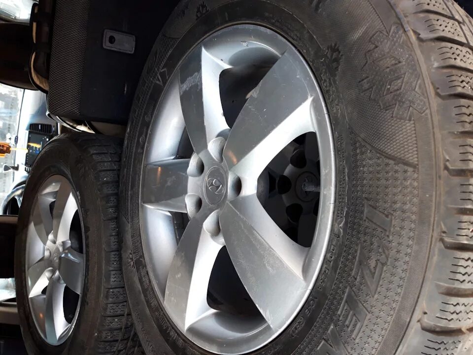 Резина на хендай санта фе. Hyundai santa fe шина. Размер резины хендай санта фе 2008. Диски на обычной резине hyundai. Зимняя резина hyundai santa fe classic.