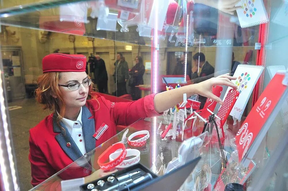 Магазин метро маяковская. Флагманский магазин метро на маяковской. Магазин метро на маяковской сувенирный. Магазин метро на маяковской сувенирный. Свернетная лавка московского метро.