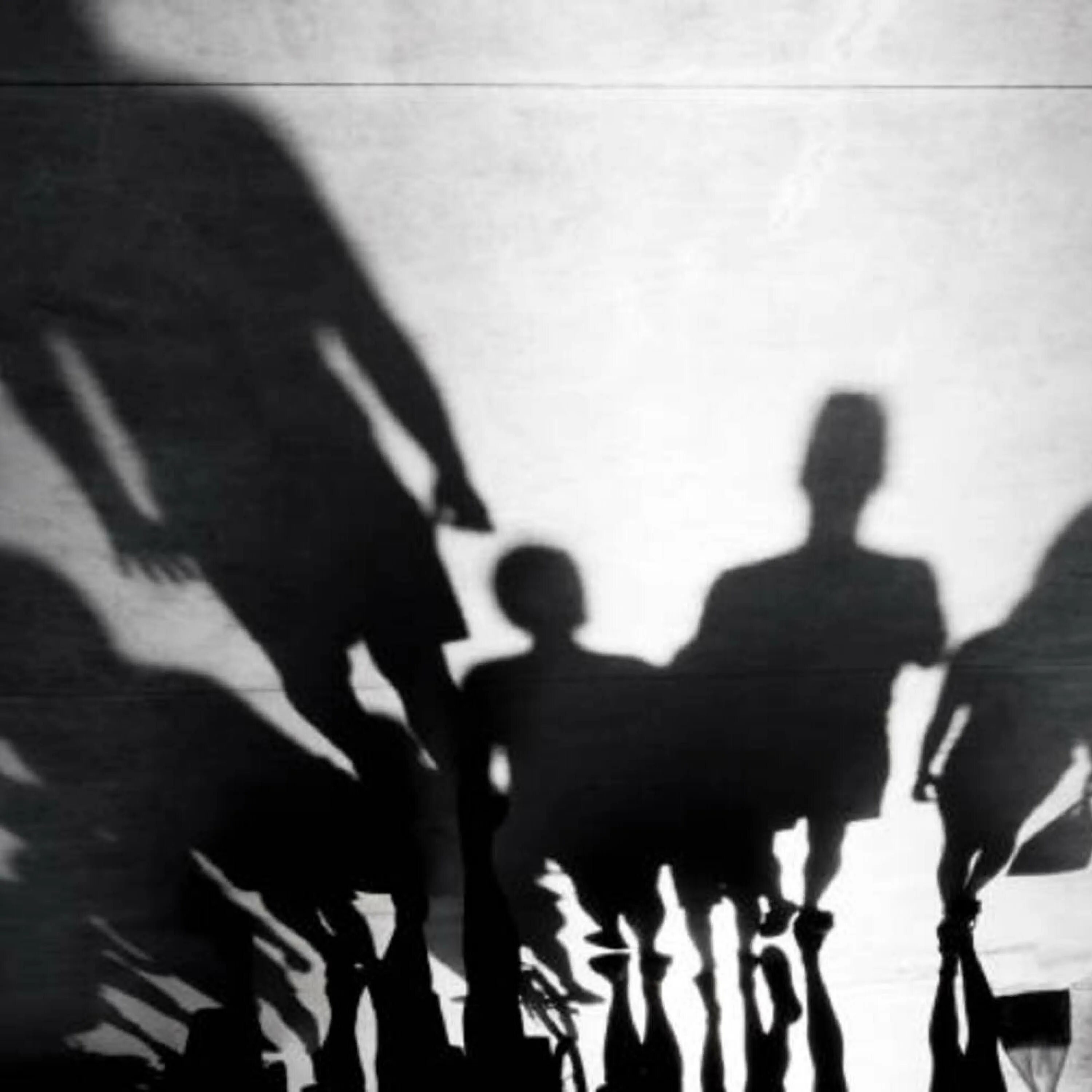 Тень идущего человека. Убежать от тени. Читать идущий в тени 8. Читать идущий в тени 8. Воспитание темная картинка.