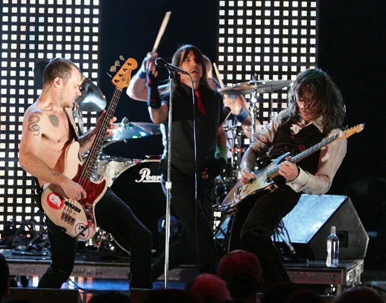 Red hot chili peppers give. RHCP 2006. Гитарист РХЧП. Ред хот Чили Пепперс. RHCP концерт.