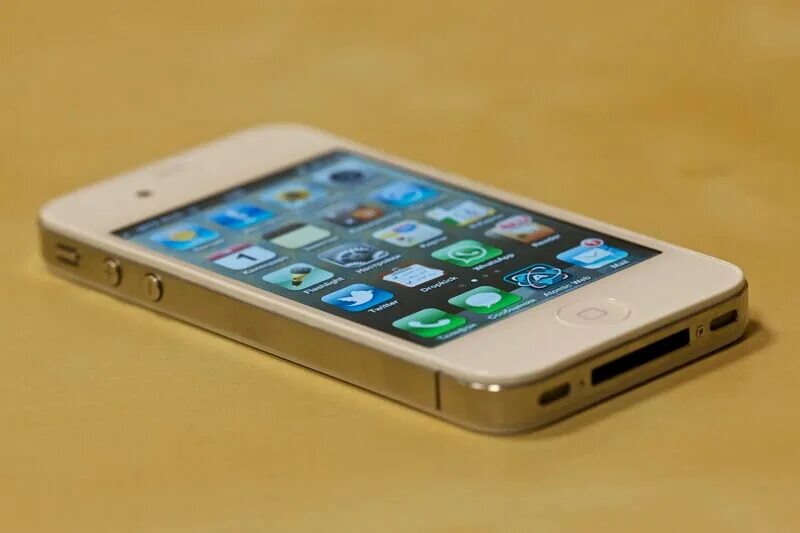 Iphone 6 white. Айфон 61. Айфон с е 3. Айфон 4 и самсунг. Айфон российского производства.