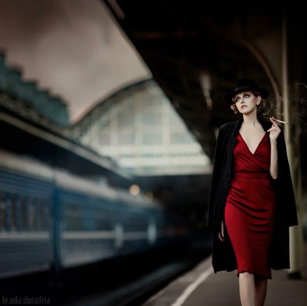Анка журавлёва фотограф. Женщина на перроне. Платье в стиле Нуар. Красивая женщина на вокзале. Как стать загадочной