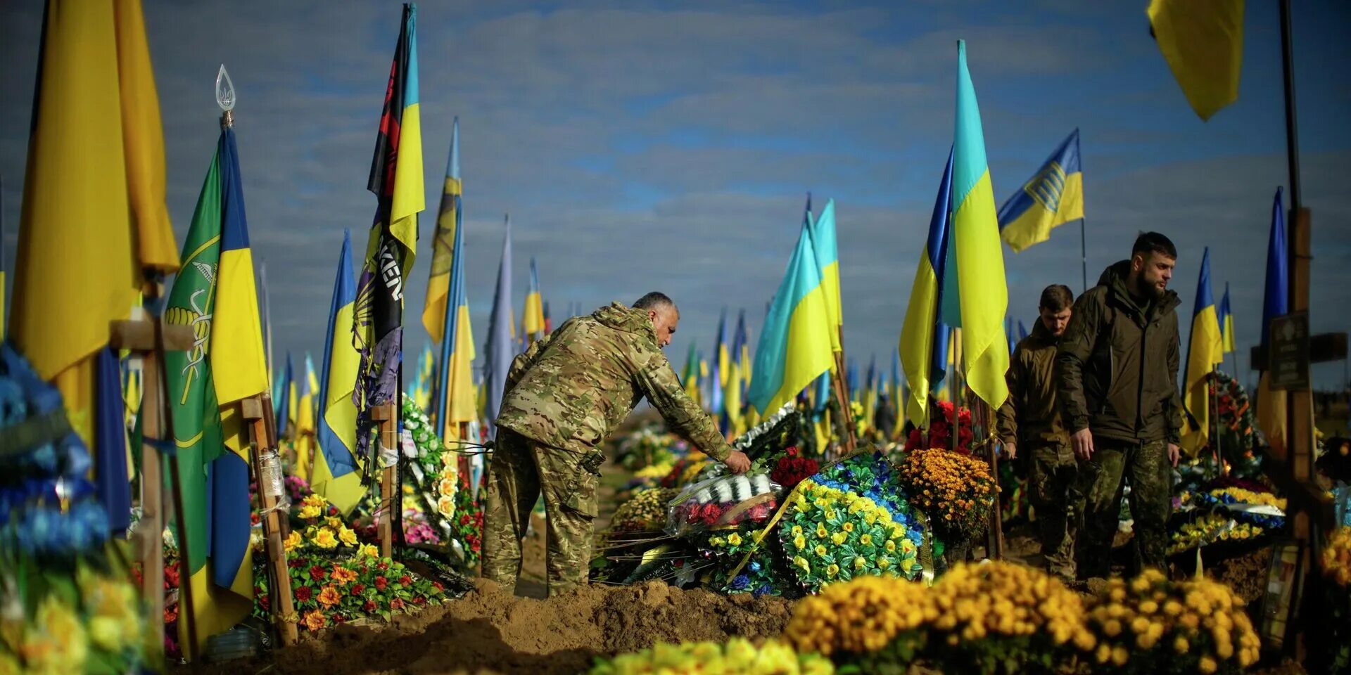 Украинские кладбища. Украина народ. Декабрь в Украине. Кладбище украинских солдат.