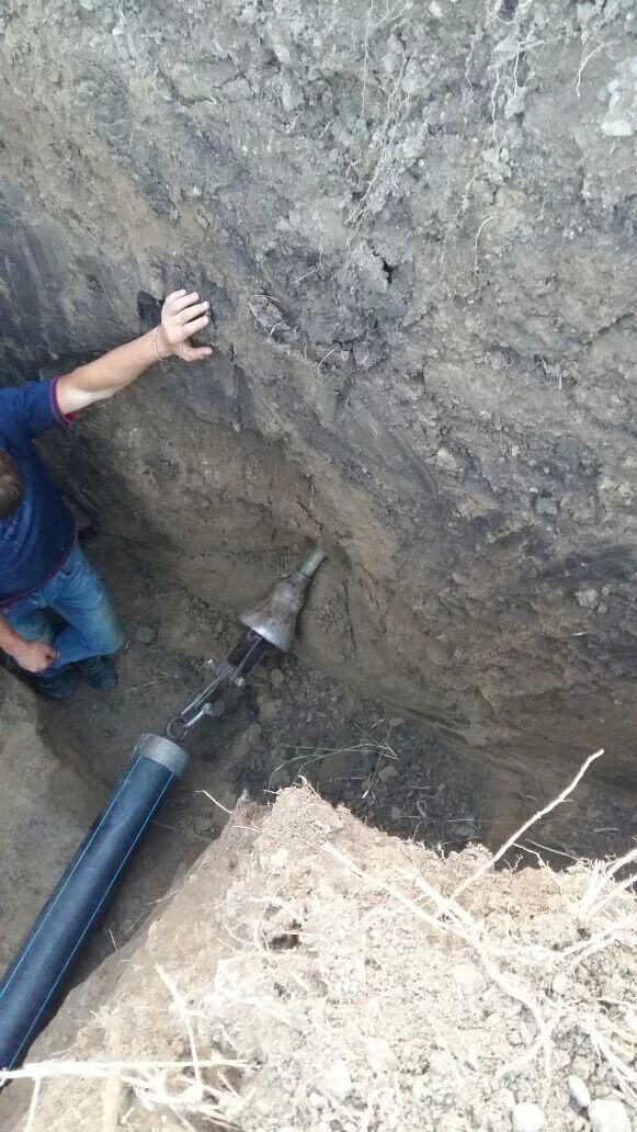 Как делают прокол под землей. Прокол водопровода. прокол под землей для водопровода. прокол под дорогой для водопровода. горизонтальный прокол грунта.