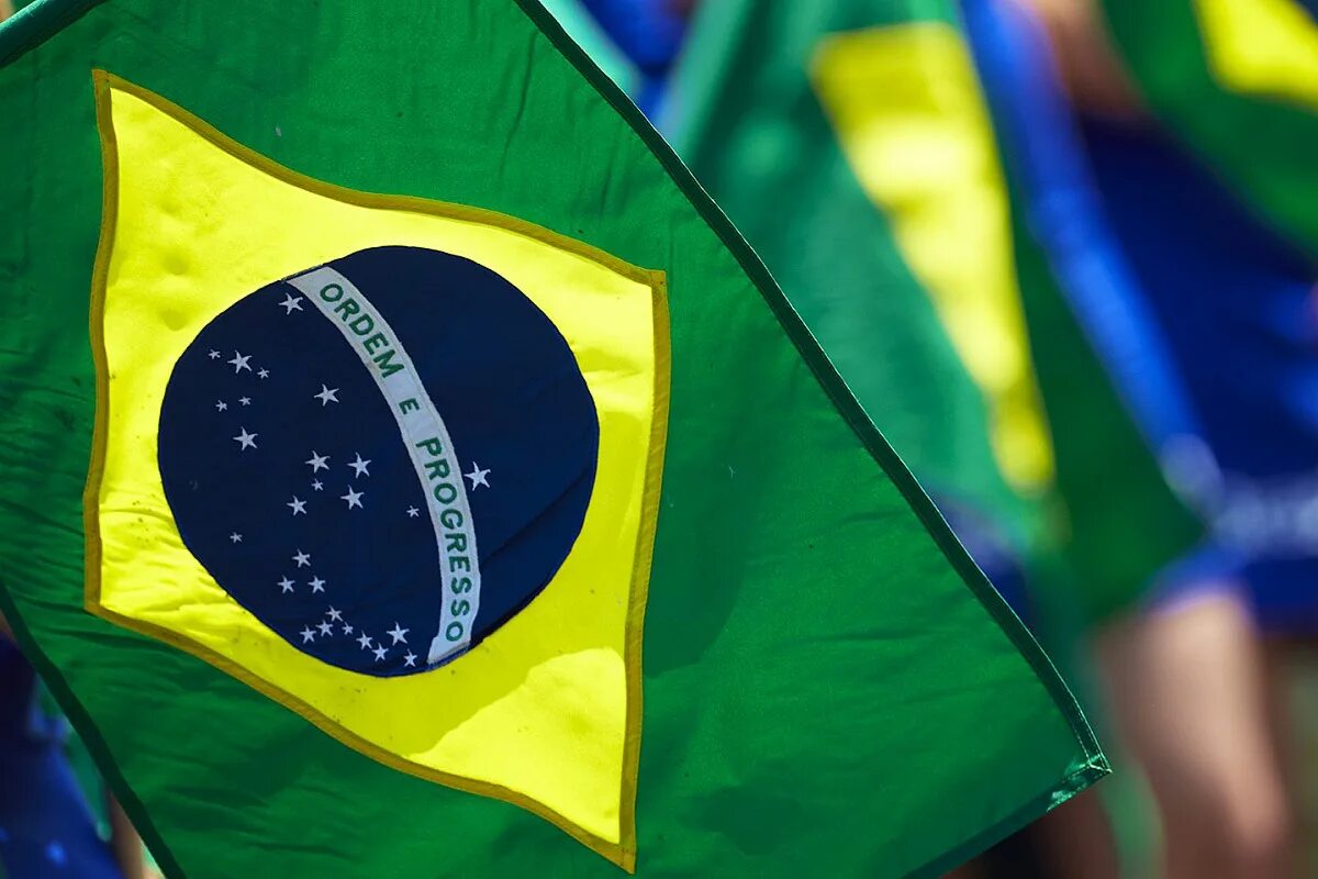 Brazil gp. Гп бразилии. Флаг паулу. Сборная бразилии 2023. Льюис хэмилтон 2022.