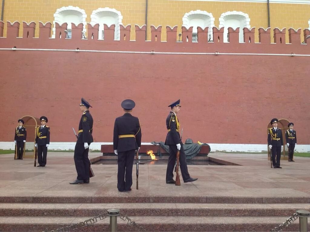 Как меняется караул. Почетный караул кремль. почетный караул у могилы неизвестного солдата в москве. почетный караул у мавзолея ленина. караул у вечного огня в москве.