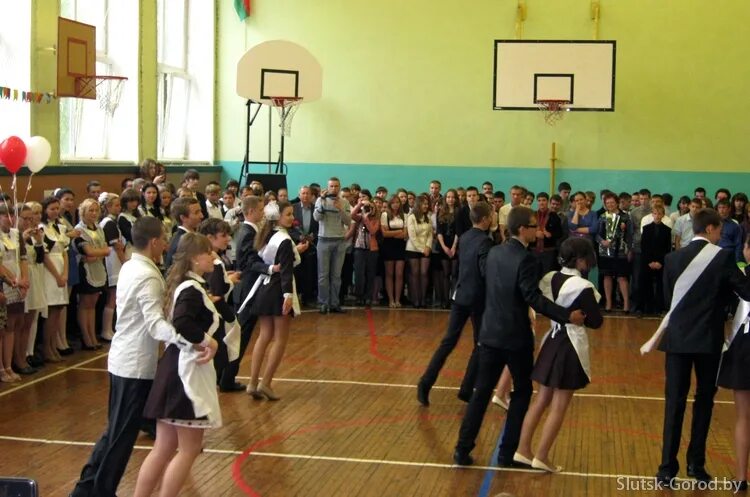 Выпускной 2022. Последняя линейка в школе. Сбор-старт. Слуцк 7 школа. Школа № 10 имени с.