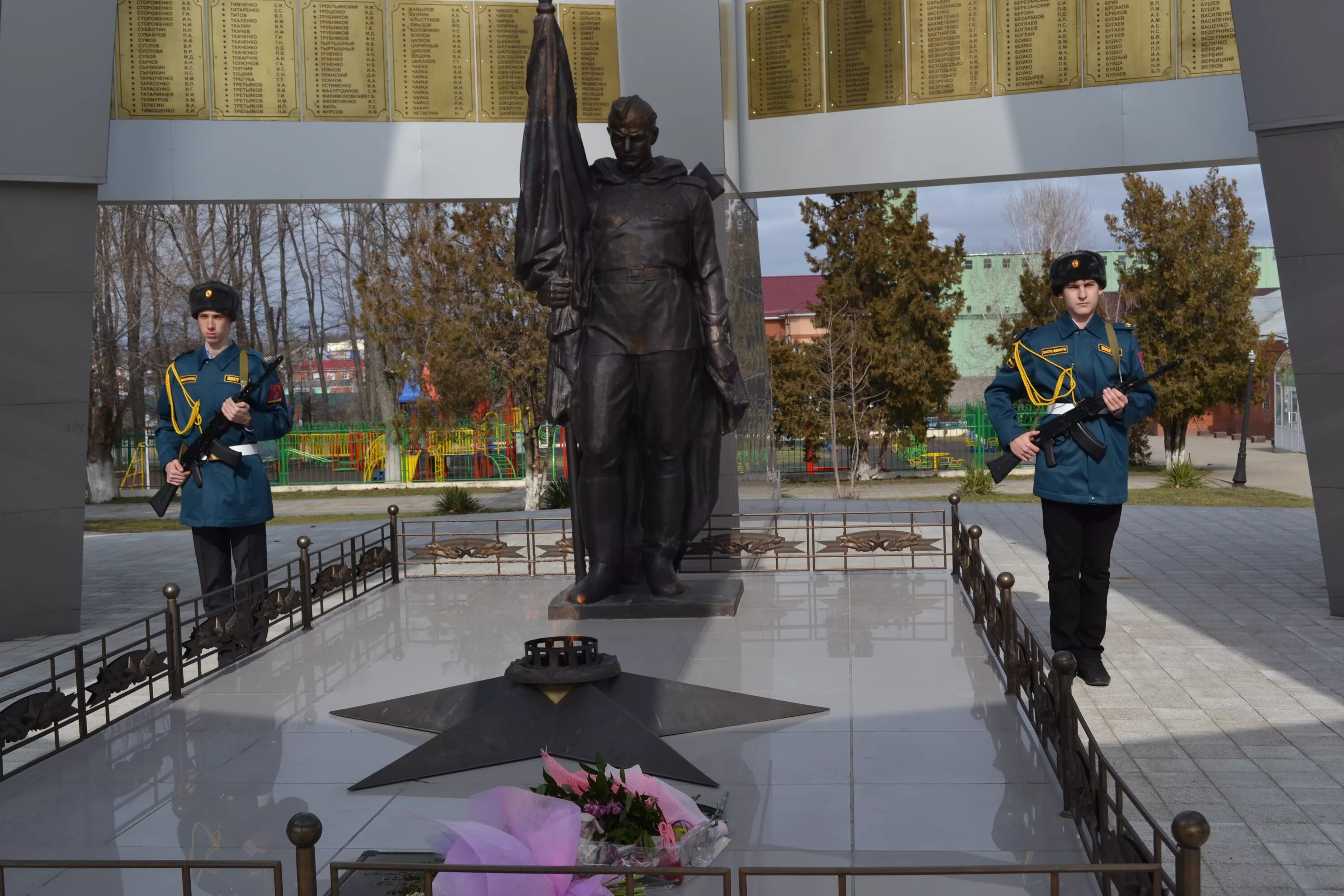 День станицы выселок. Пантеон славы Выселковский район. Пантеон славы Выселки. Вечный огонь станицы Выселки. Вечный огонь в станице Выселки Краснодарского края.