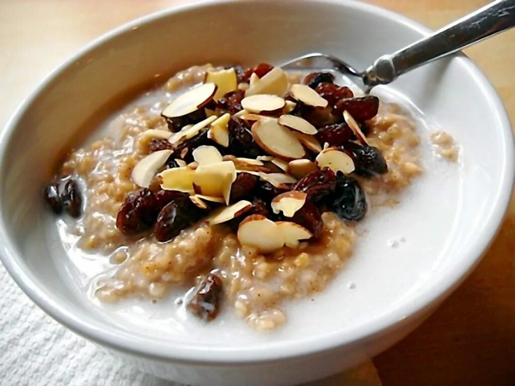 Каша с орехами и медом. Овсянка с медом и орехами. Орешки овсянка творог. Овсянка на воде. Овсянка каша.