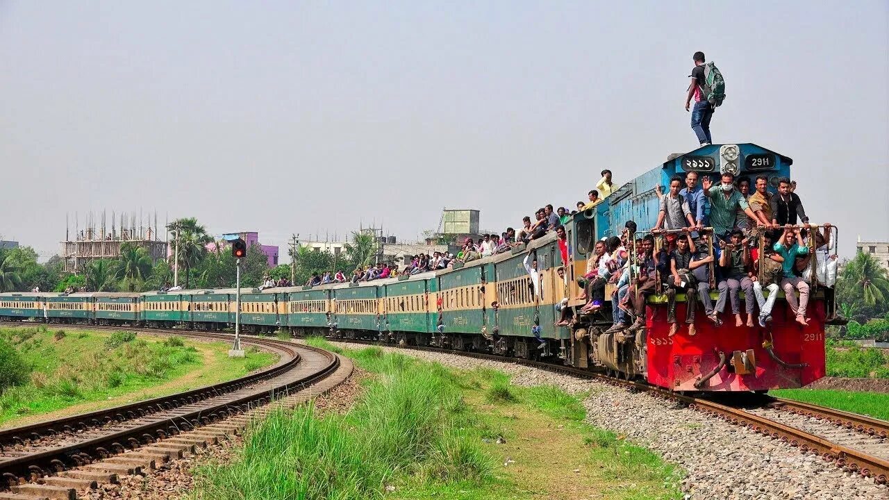 Overcrowded train bangladesh hi-res stock photography and images - Alamy
