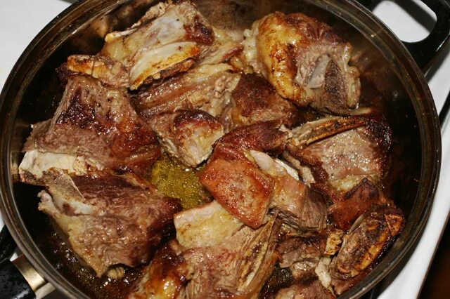 Как вкусно приготовить ребра на сковороде. Говяжьи ребра жареные. говяжьи ребрышки на сковороде. жаркое с говяжьими ребрышками. ребрышки в вине.