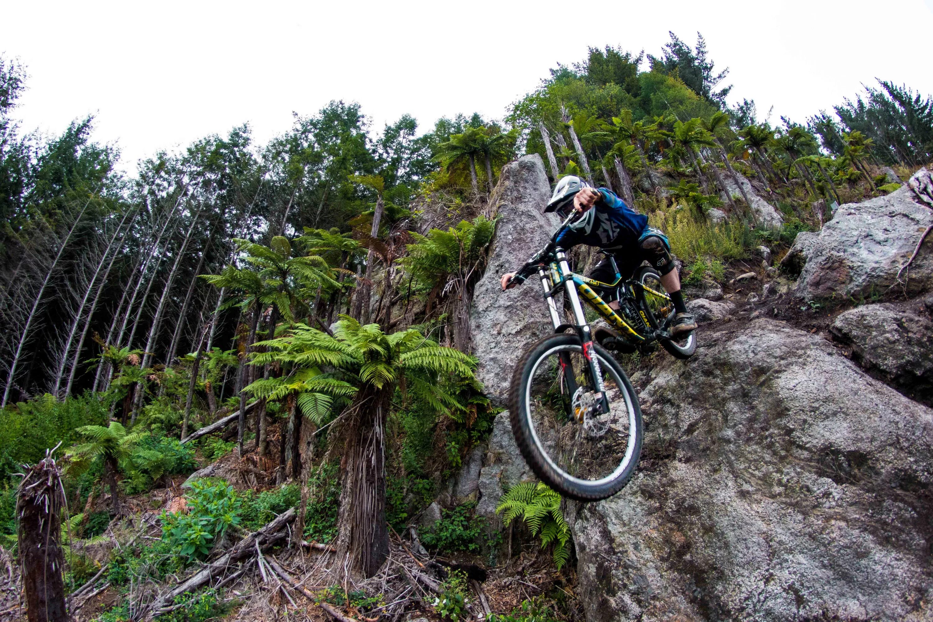 Человек ходит над пропастью. Экстремального профиля. Экстремальные профессии. Даунхилл (скоростной спуск). Спортивный туризм горы.