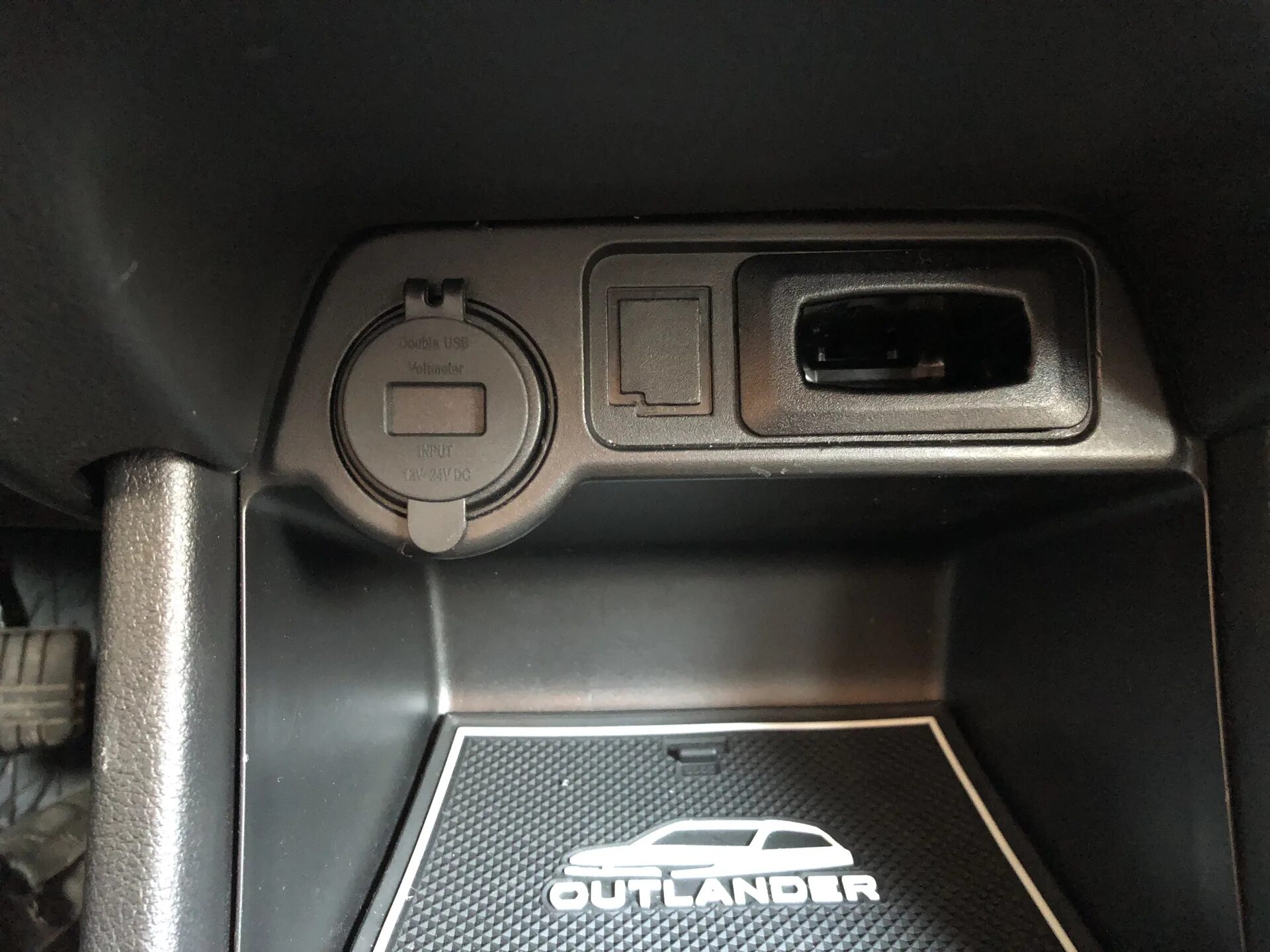 Прикуриватель митсубиси аутлендер. Mitsubishi outlander 3 прикуриватель. панель прикуривателя mitsubishi outlander 3. разъём прикуривателя mitsubishi outlander 3. прикуриватель в багажник mitsubishi outlander 3.