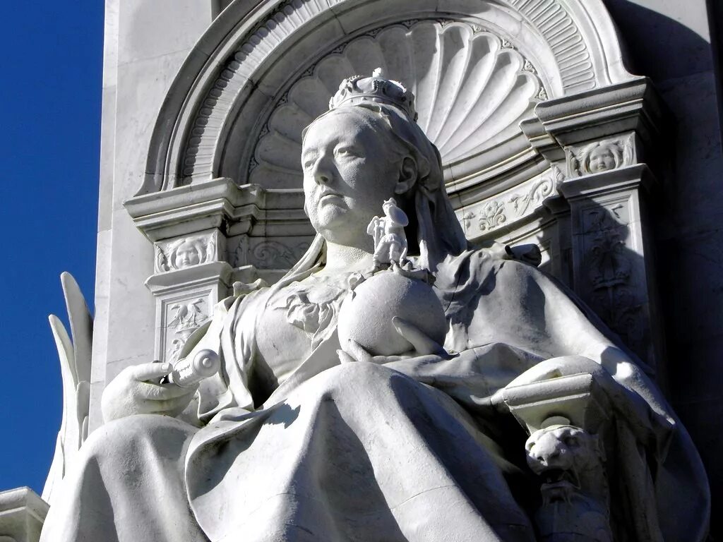 Памятник королеве виктории в лондоне. Статуя королевы. Статуя королевы виктории. Памятник королеве виктории. Статуя кальдерона витория.