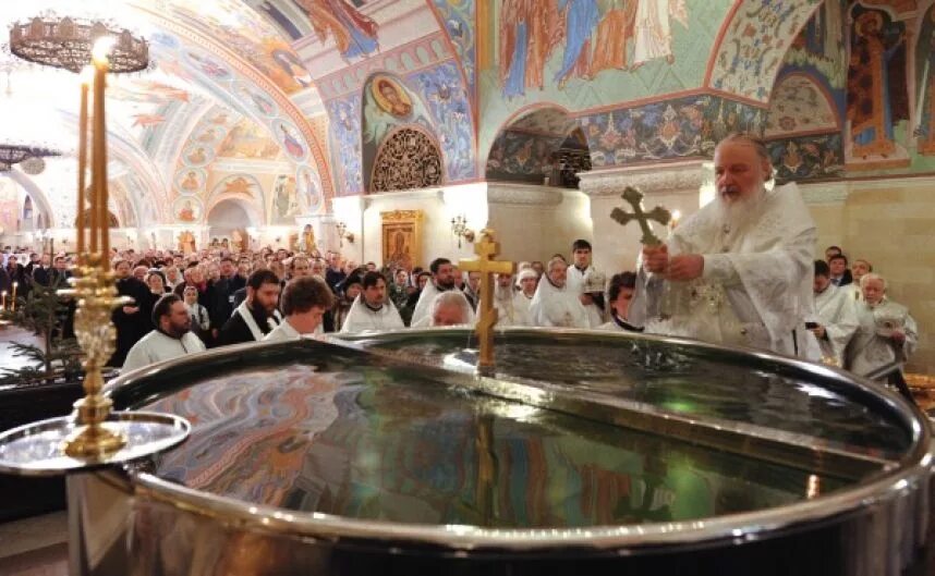 Храм христа спасителя вода крещенская. Храм христа спасителя служба крещение патриарха. Храм христа спасителя в москве освящение воды в крещение. Храм христа спасителя вода крещенская. Крестины в храме христа спасителя.