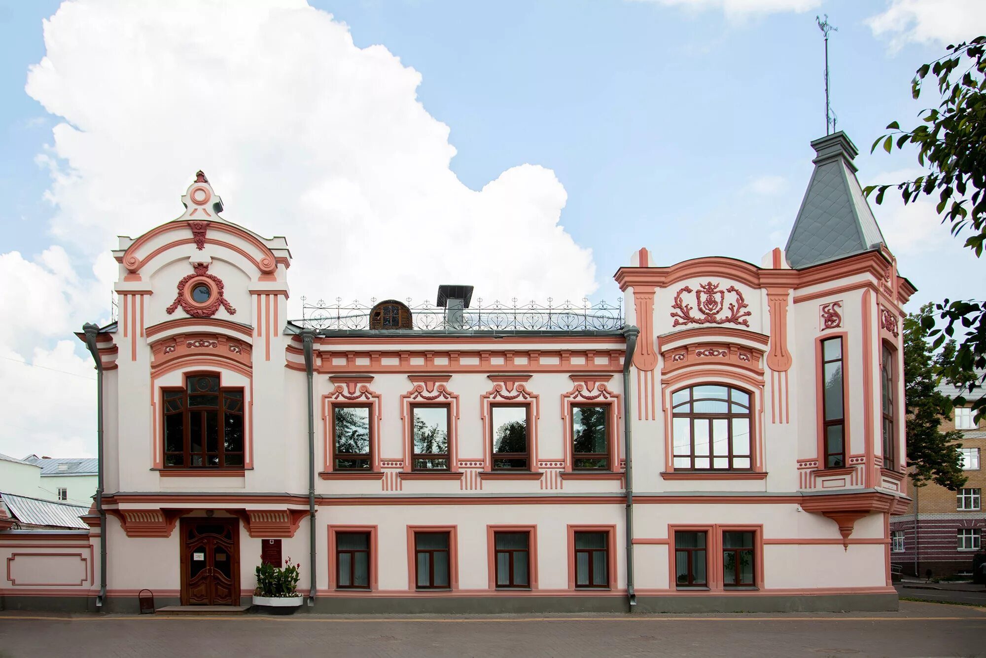 дому быть казань. красивые коттеджи в казани. отель зеленый дом казань. дому быть казань. дом зинаиды кшаовлй в казани.