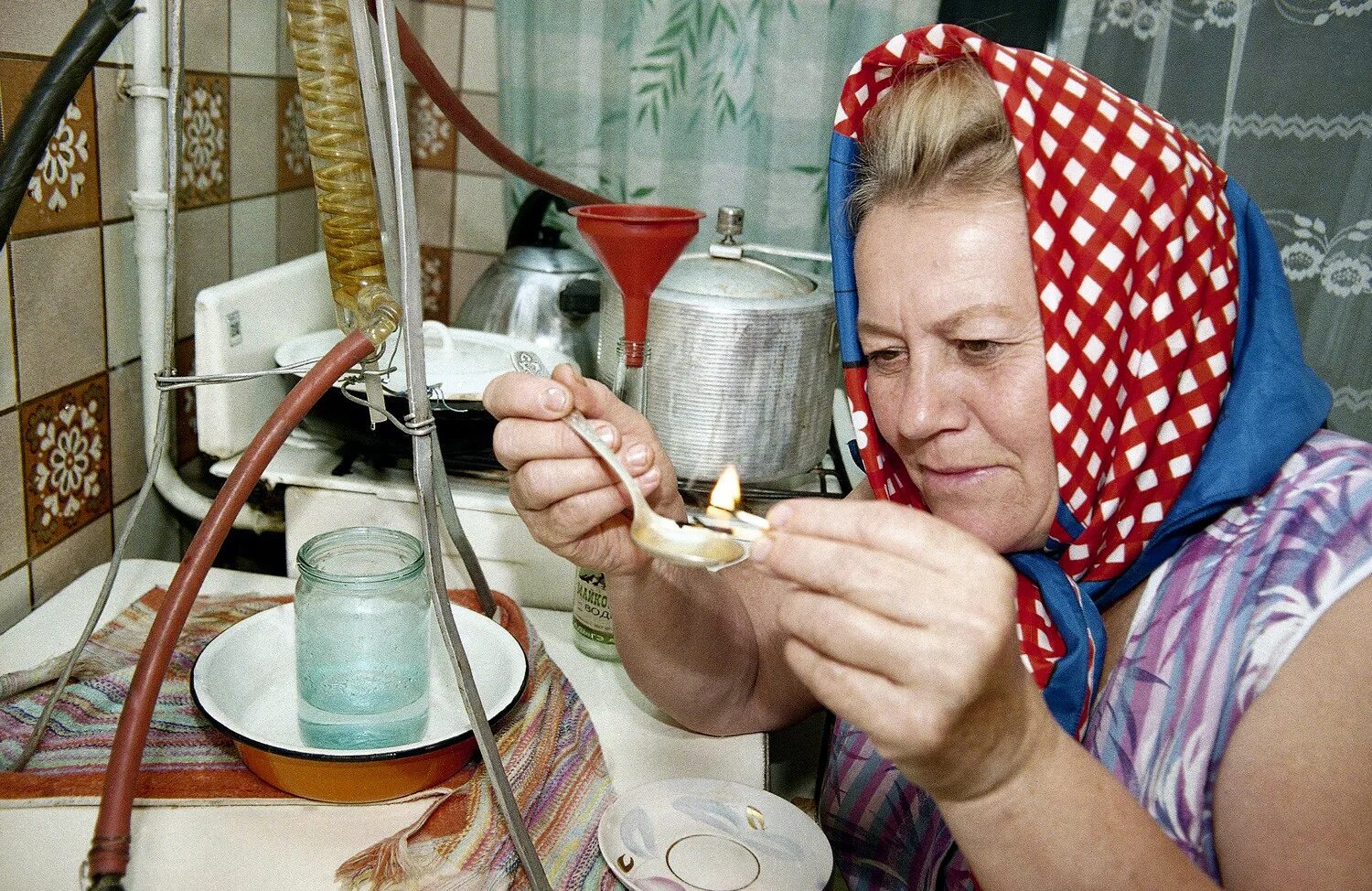 Бабка с самогоном. Бабушка самогонщица. Бабка и самогонный аппарат. Бабушка с самогонным аппаратом.