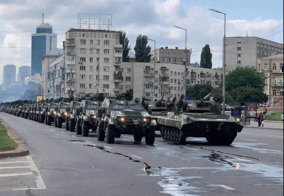 Движение киев. Парад в киеве. военный парад в украине. парад военной технике в киеве. парад в киеве 2025.