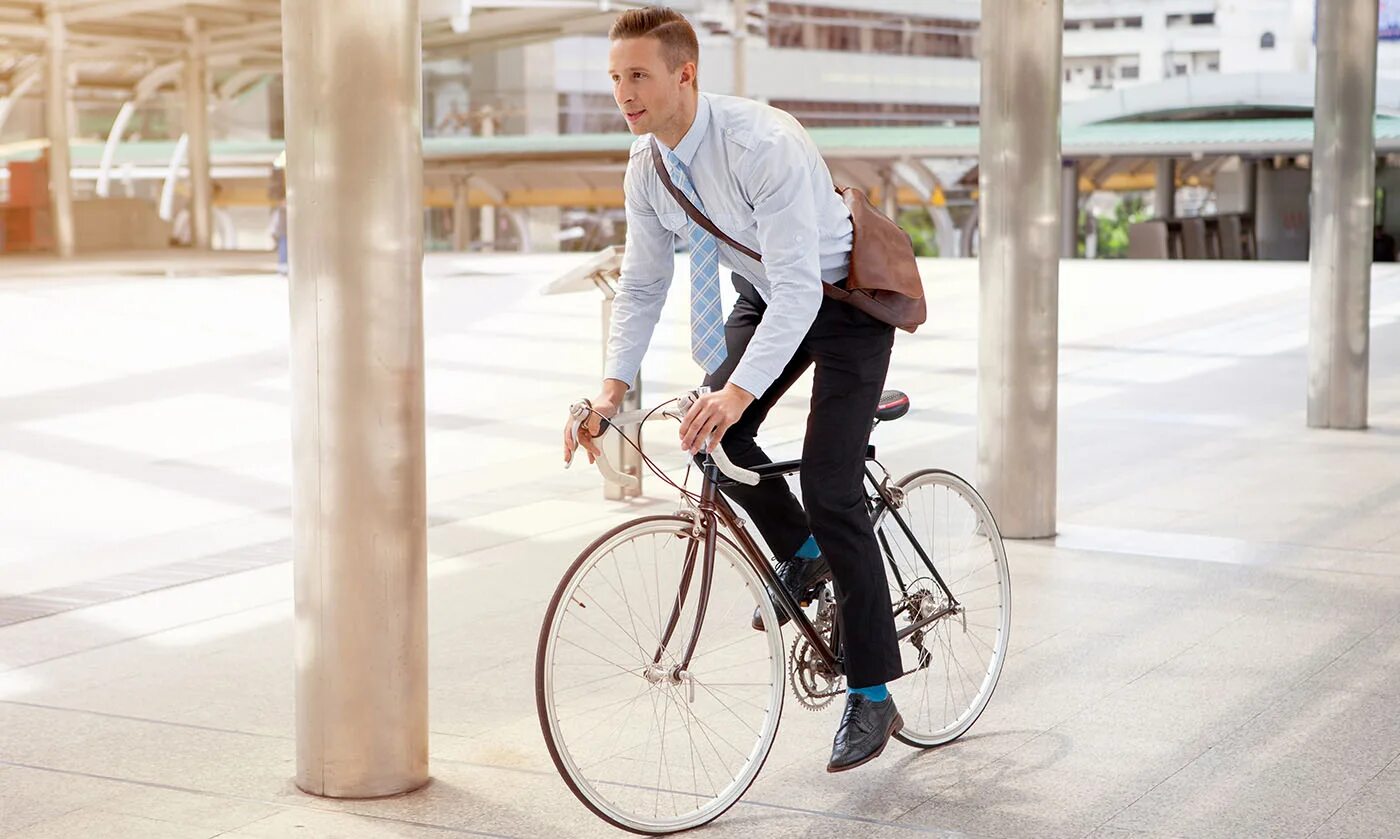 Most days tom usually cycle to work. Бизнесмен на велосипеде. велосипед в офисе. мужчина верхом на велосипеде. bike to work.