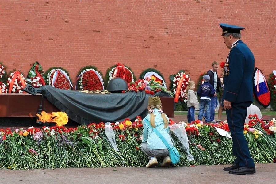 Песня вечный огонь над могилой. Цветы у могилы неизвестного солдата. Возложение цветов к Вечному огню. Цветы у памятника неизвестному солдату. Возложение цветов дети.