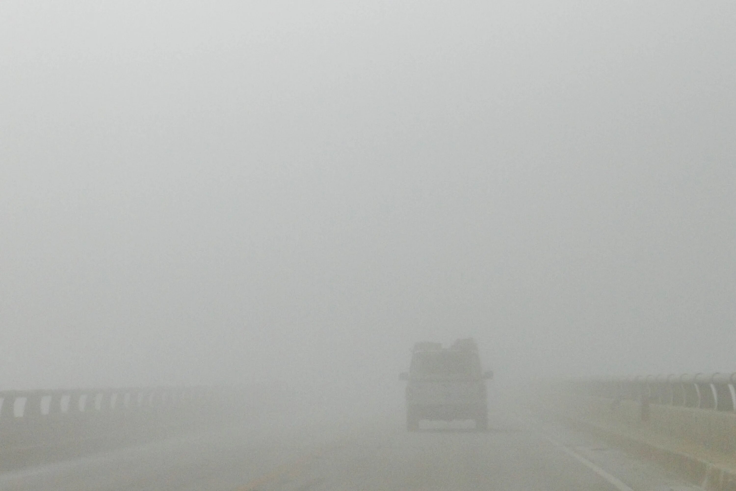 Туман на автодороге. Туман на трассе. Машина в тумане. Туман на дорогах машины в тумане. Плохо видимый в тумане