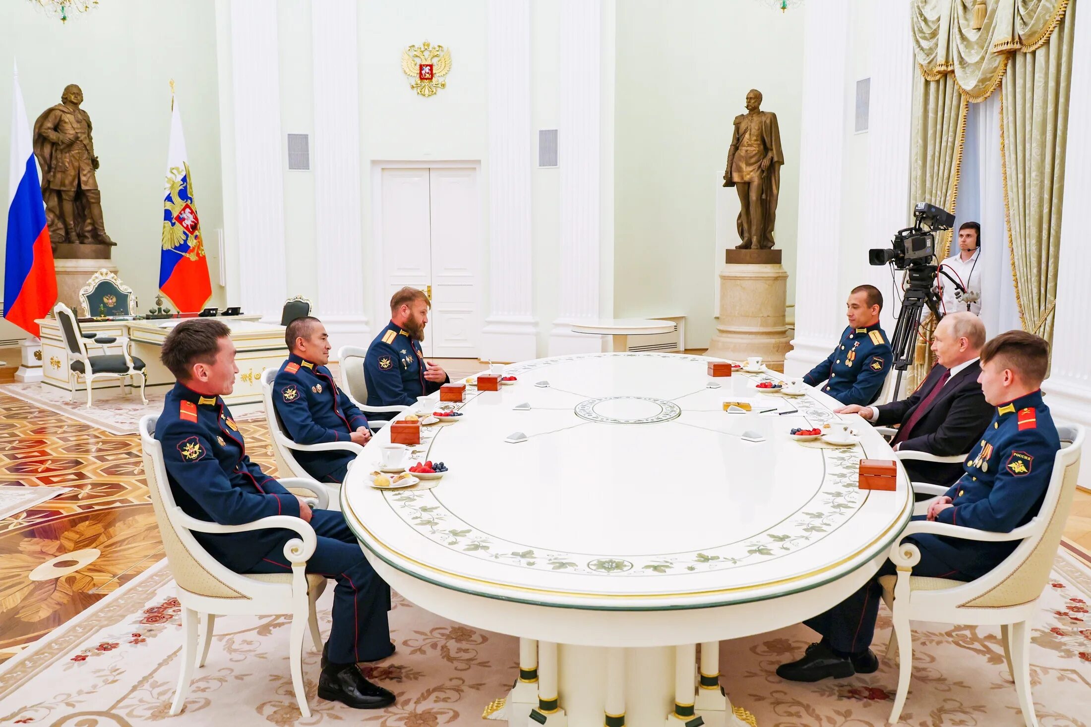 Танк алеша награждение. Встреча экипажа танка Алеша с президентом. Танк Алеша встреча с Путиным.