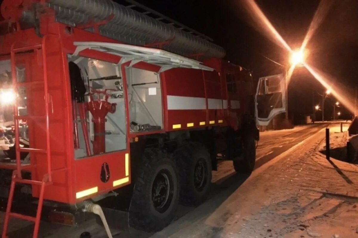 Пожар. Пожарные на пожаре. Пожар дома. МЧС пожар. Пожарные пос