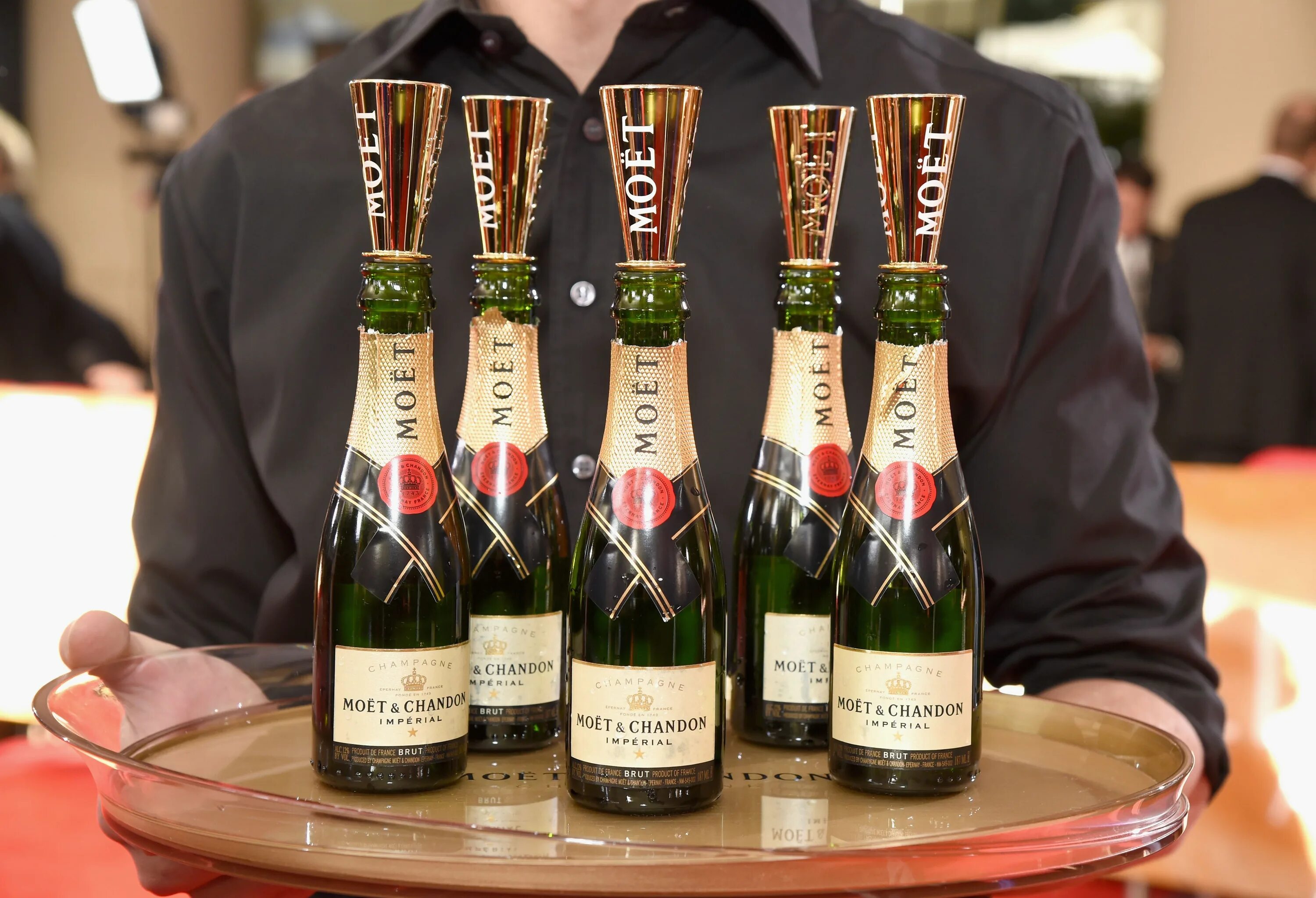 Champagne moet Chandon. Moët Mini шампанское. Champagne moet & Chandon moet Chandon. Ящик moet et Chandon что такое. Весами шампанское