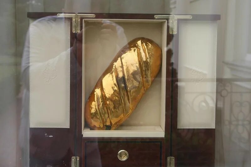 Золотой ванон януковича. Межигорье золотой батон. Золотой батон януковича. Золото януковича. Золотой батон януковича.