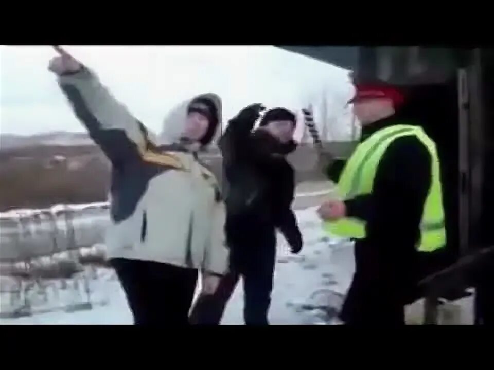 Руль камаз. Анекдот про руль от камаза. Бежит мужик с рулем от камаза. Бегает с рулем. Анекдот про руль от камаза и кукурузное поле.