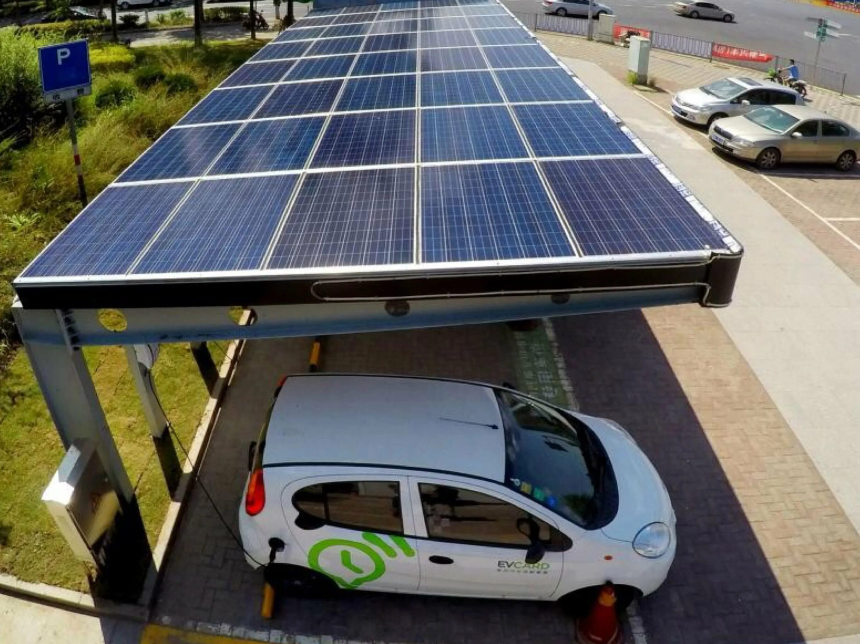 Купить мужские на солнечных батареях. Ауди а8 с солнечной батареей. Electric car Solar Panel. Solar Panel car. Навес с солнечными панелями.