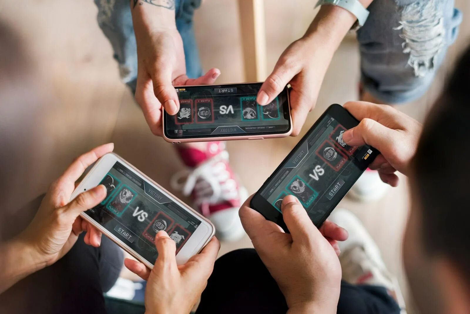 Смартфон установка игр. Мобильные игры. игровой смартфон в руках. игры на смартфон. человек играющий в телефон.