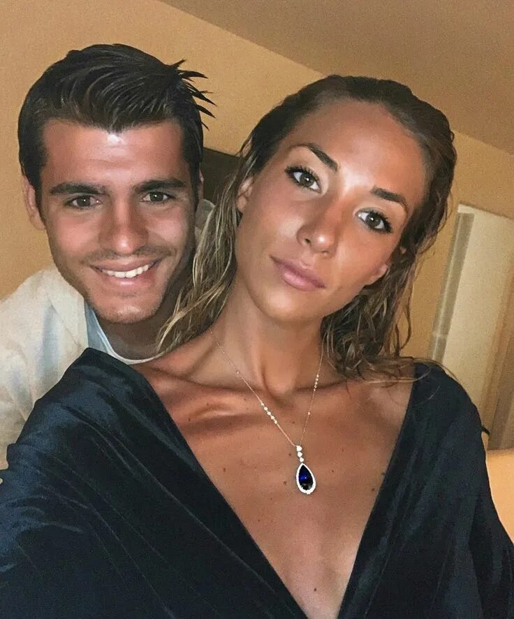 Morata футболист. Альваро мората. Альваро мората с женой. Марата футболист жена. Марата футболист жена.