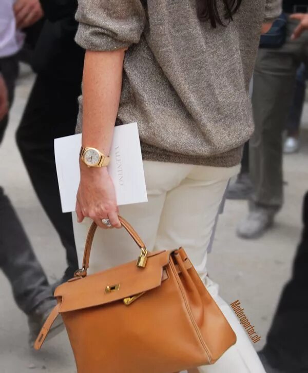 Сумка королевы елизаветы 2. Сумки гермес биркин и келли. Сумки которые носят открытыми. Почему сумка открыта. Сумка эрмес келли мини.