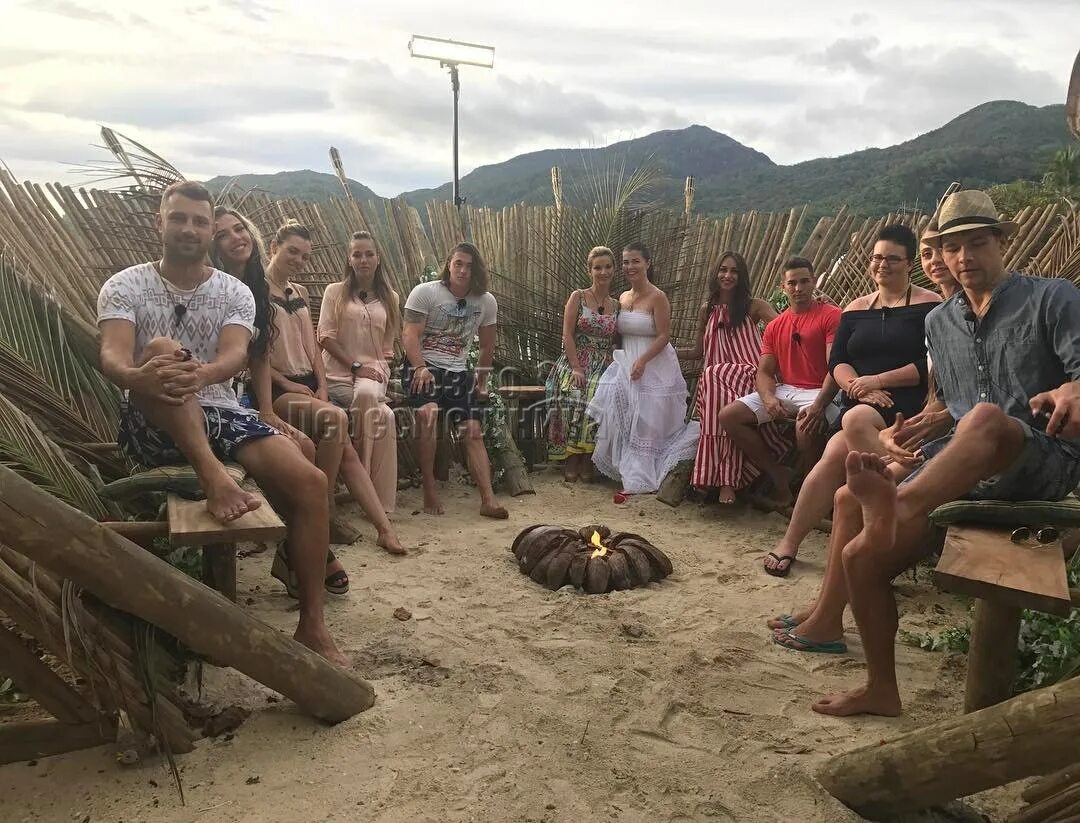 Дом 2 девушки. Хохлатый пересмешник. Настя киушкина. Новости дома 2 гнездо пересмешника. Дом 2 гнездо пересмешника вк.