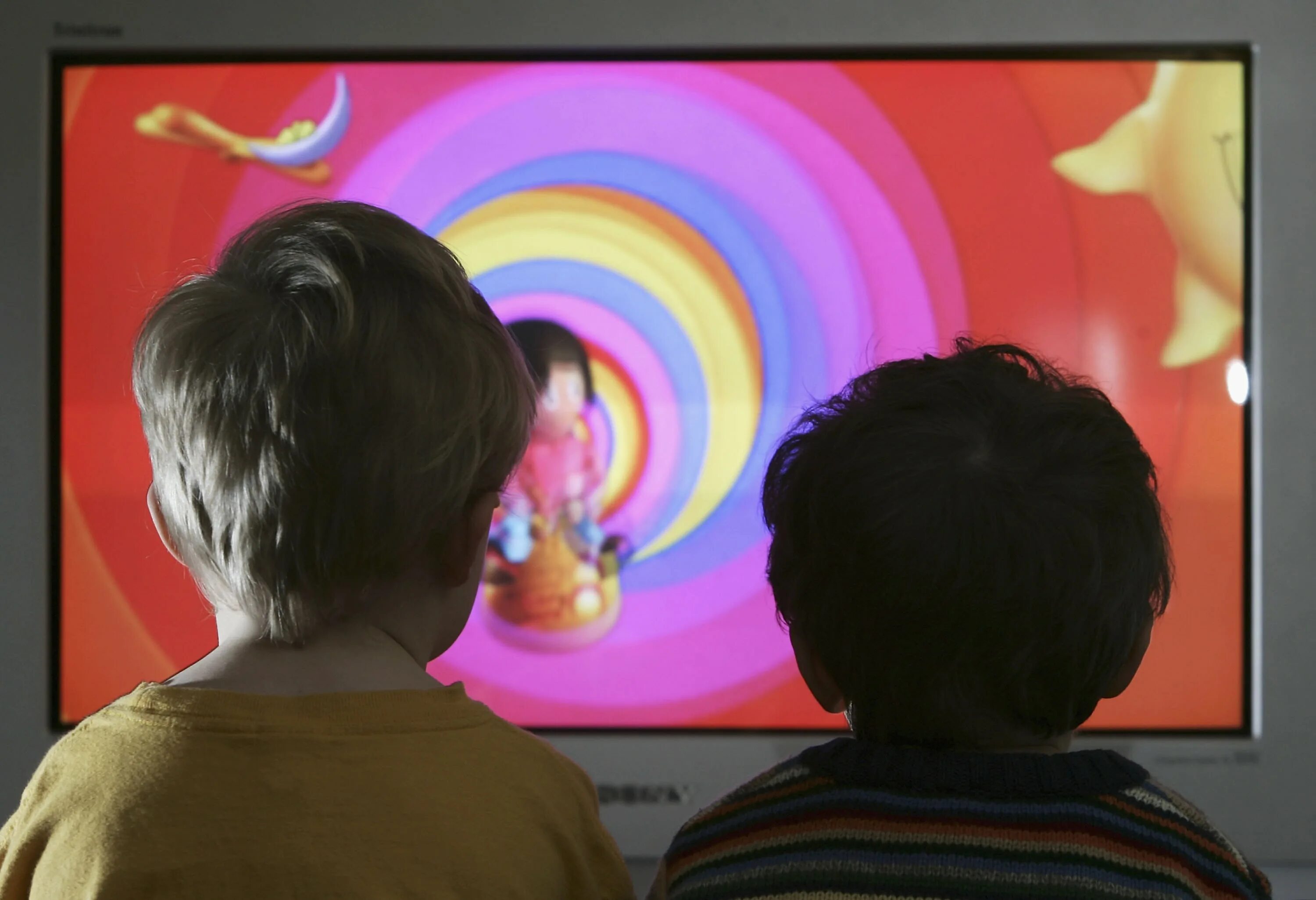 Детские передачи на телевизоре. Влияние ТВ рекламы. Ребенок смотрит рекламу. Дети смотрят Дисней.