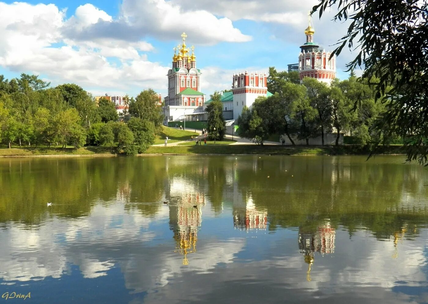 Парк у новодевичьего монастыря в москве. Москва парк новодевичьи пруды парк новодевичьи пруды. Новодевичий монастырь парк. Парк «новодевичьи пруды» и новодевичий монастырь. Новодевичий парк.