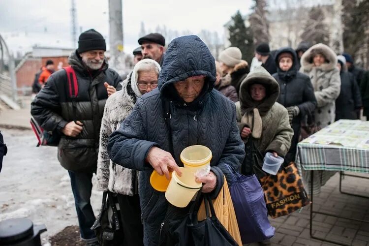 Благотворительность бездомным. Кормление бездомных. Раздача еды бездомным. Социальные обеды для бездомных. Страны нуждающиеся в людях