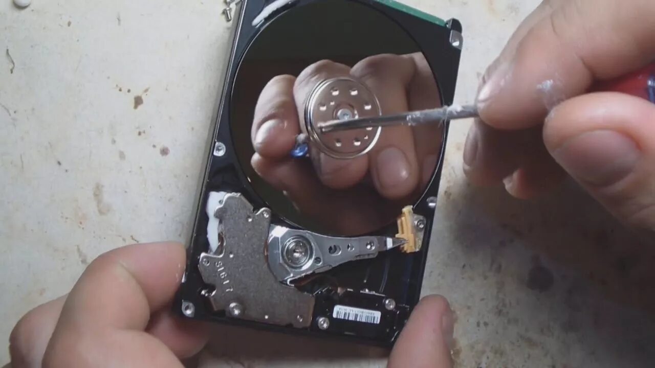 Жесткий диск щелкает как исправить. Головка hdd. заклинило головку жесткого диска. оторвало головку жесткого диска\. самодельный бокс для ремонта жесткого диска.