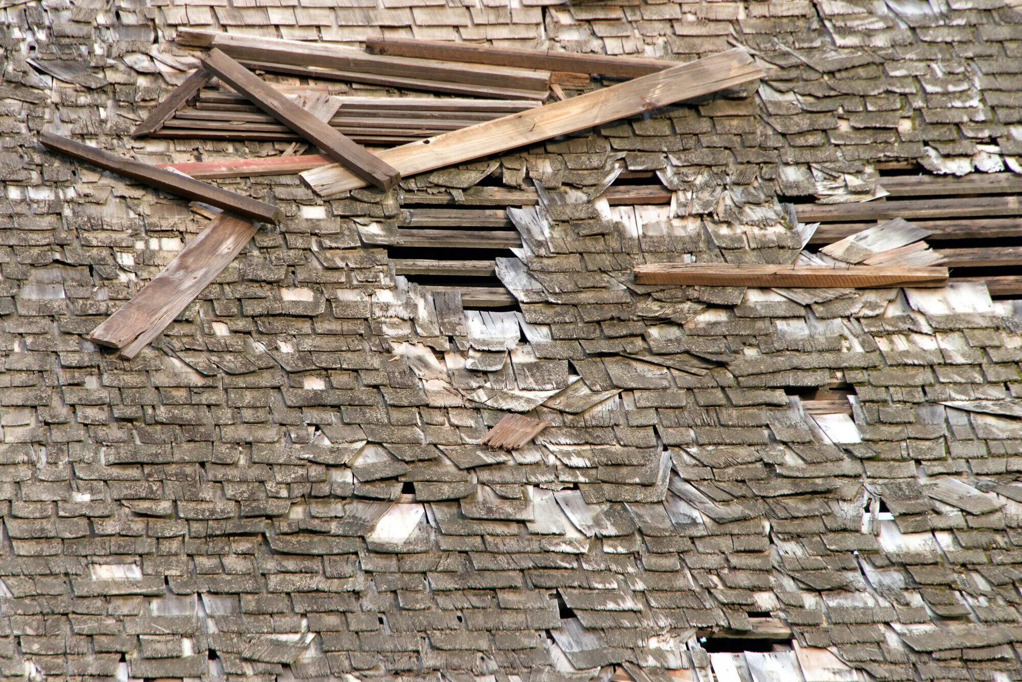 Damage roof. Кровля изношенная. Крыша с глазами. Дырка в крыше для дымохода. Дырявая крыша.