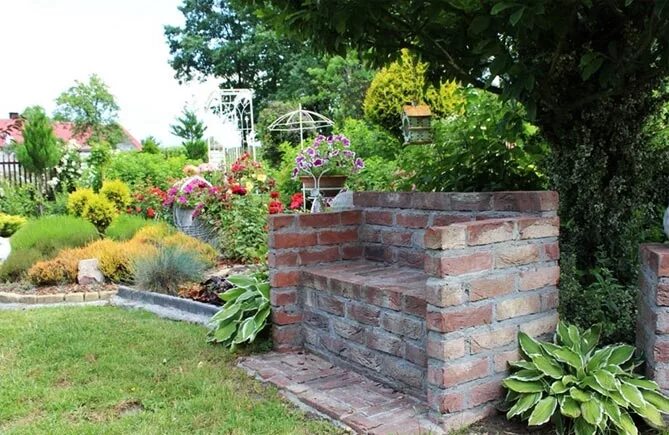 Дорожки из старого кирпича. Декоративная подпорная стенка. Клумба из кирпича на даче. Садовые дорожки из битого кирпича. Можно использовать старый кирпич.