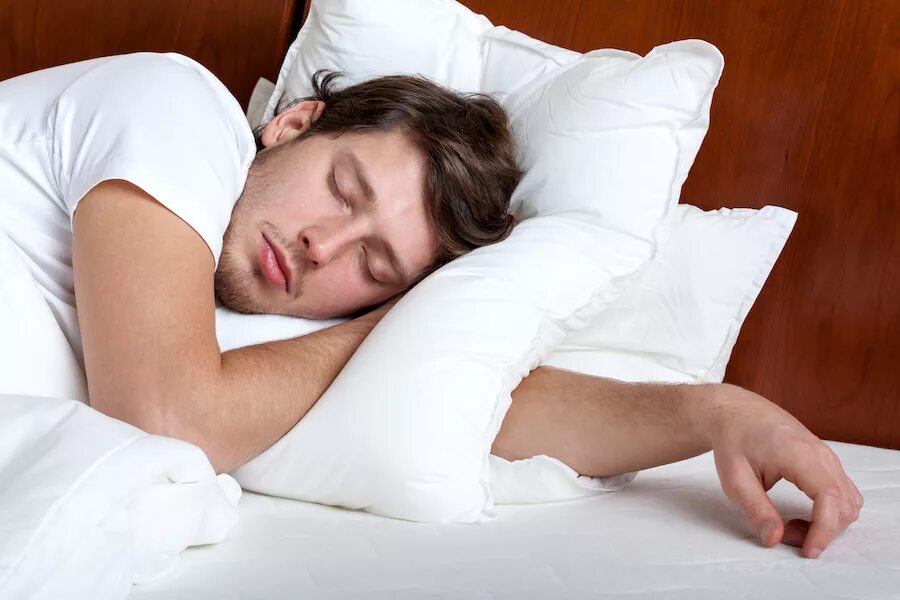 Картинка спать мужчина. Спящий человек. Человек засыпает. Спящие люди. Подушка и спящий человек.