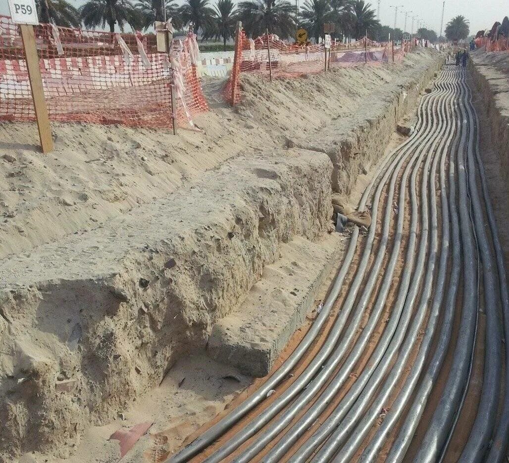 Прокладка силового кабеля в грунте. Прокладка кабельной линии 10кв. Траншея для прокладки кабеля 10кв. Прокладка волоконно-оптических кабелей в траншее. Кабель 6кв для прокладки в земле.