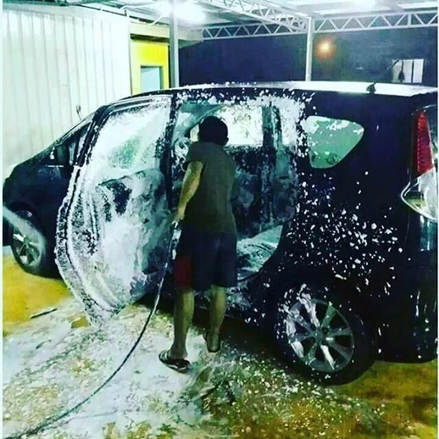 Мытье автомобиля. Мытье автомобиля. Мытье машины. Моет машину внутри. Автомойки с девушками.