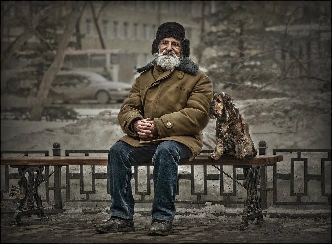 Старики бомжи. Бездомный старик. Старик сидит. Бедный дедушка. Одинокий дедушка.