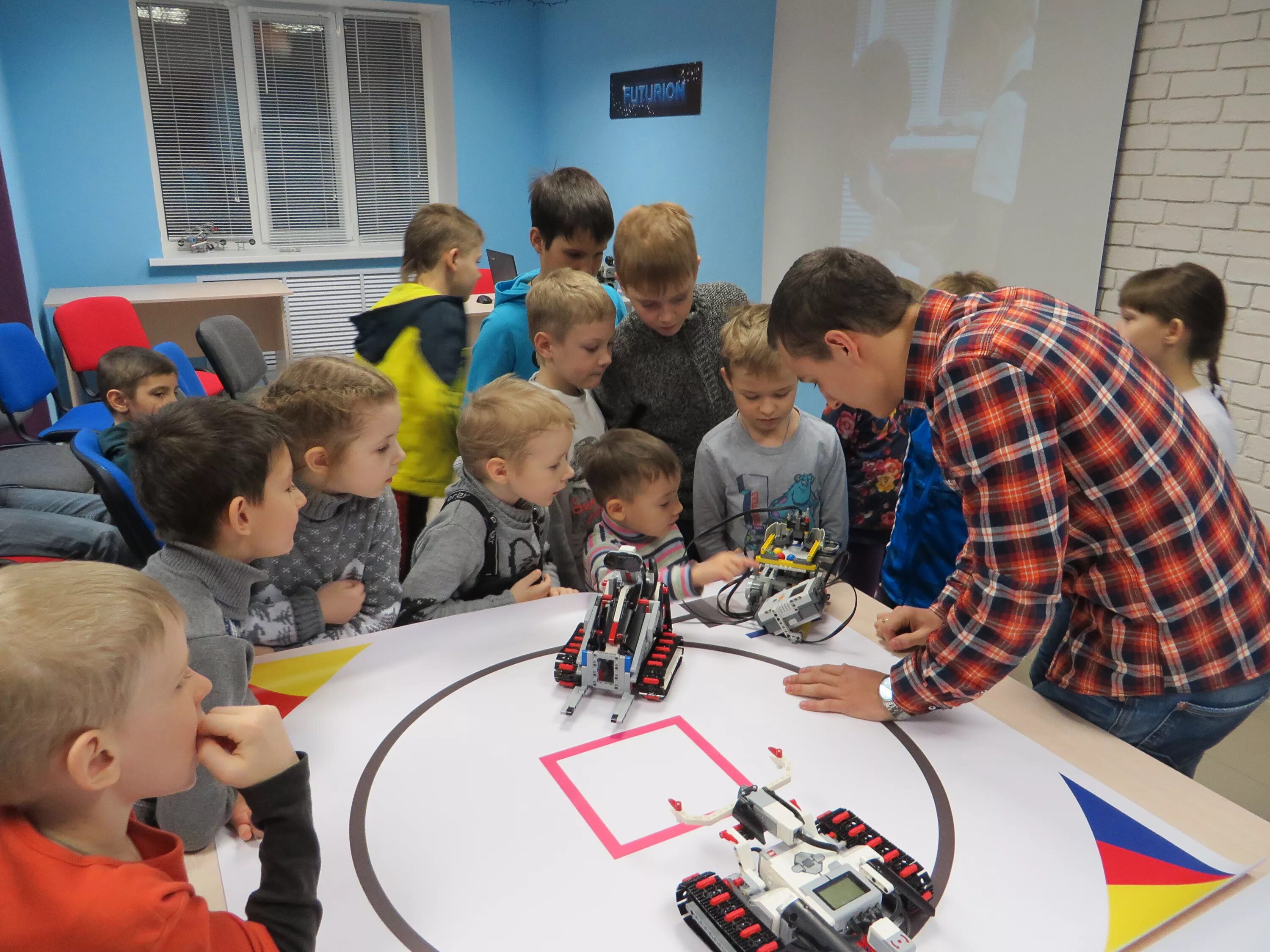 В кружке робототехники занимаются ученики. Кружок робототехники для детей. Робототехника для детей. Кружки робототехники для детей. Занятия по робототехнике.