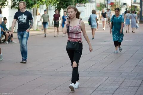 Обычные люди ходят по