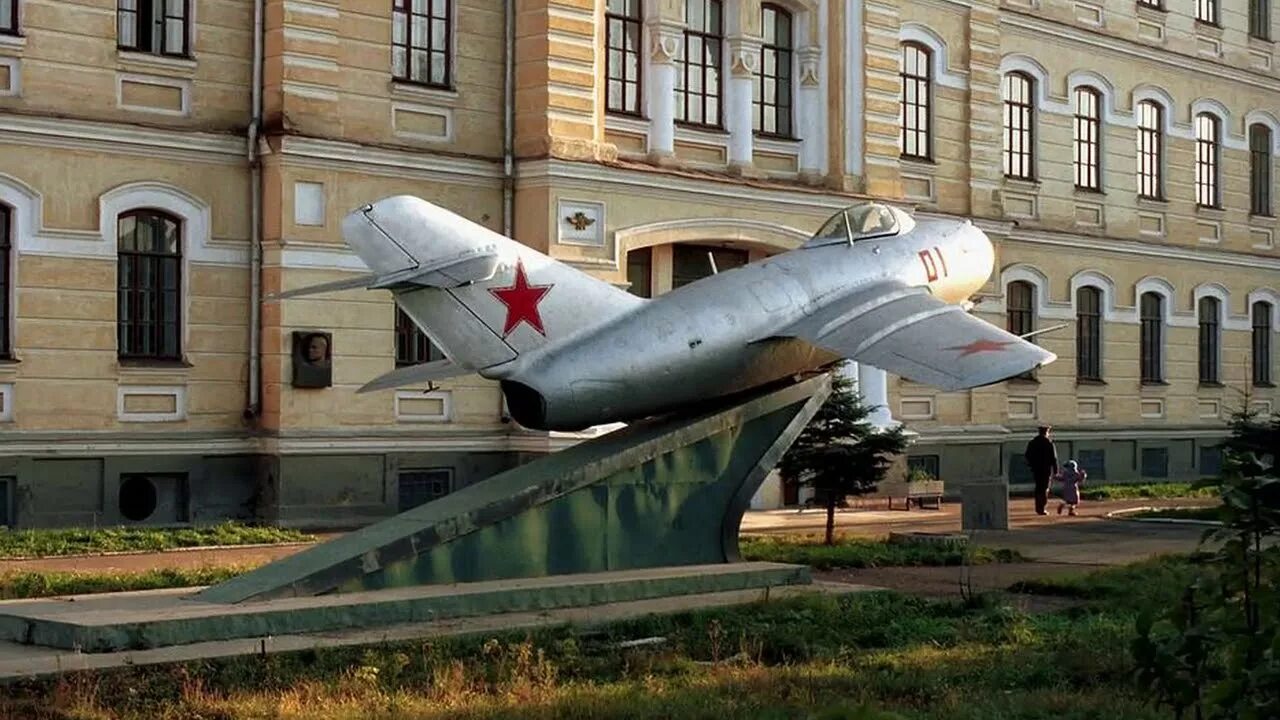 Оввакул выпускники. Оренбургский летчик. Оренбург летное училище гагарин. Гагарин летное училище самолет оренбург. Гагарин в оренбургском летном училище.