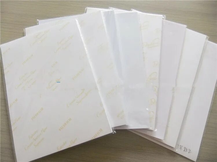 3061/so столешница. много бумаги. прозрачная клейкая пленка для бумаги. стопка бумаг. использованная бумага.