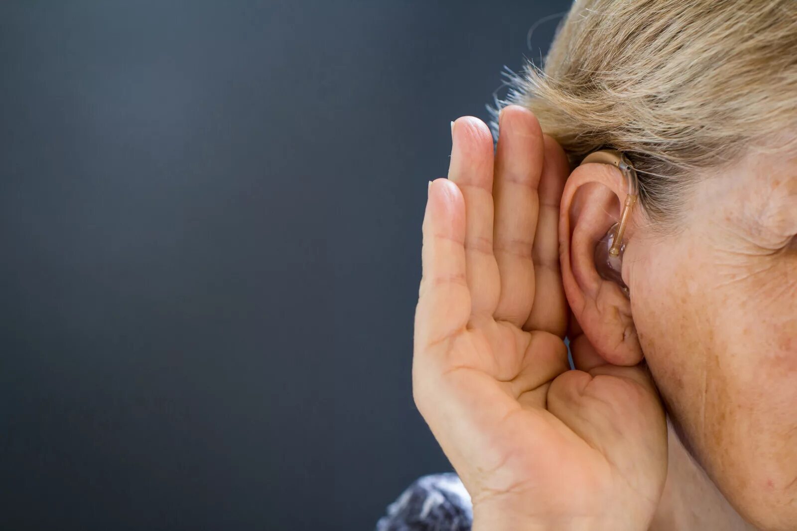 Пациенты с нарушением слуха. Нарушение слуха. Люди с нарушением слуха. Потеря слуха. Глухие люди.